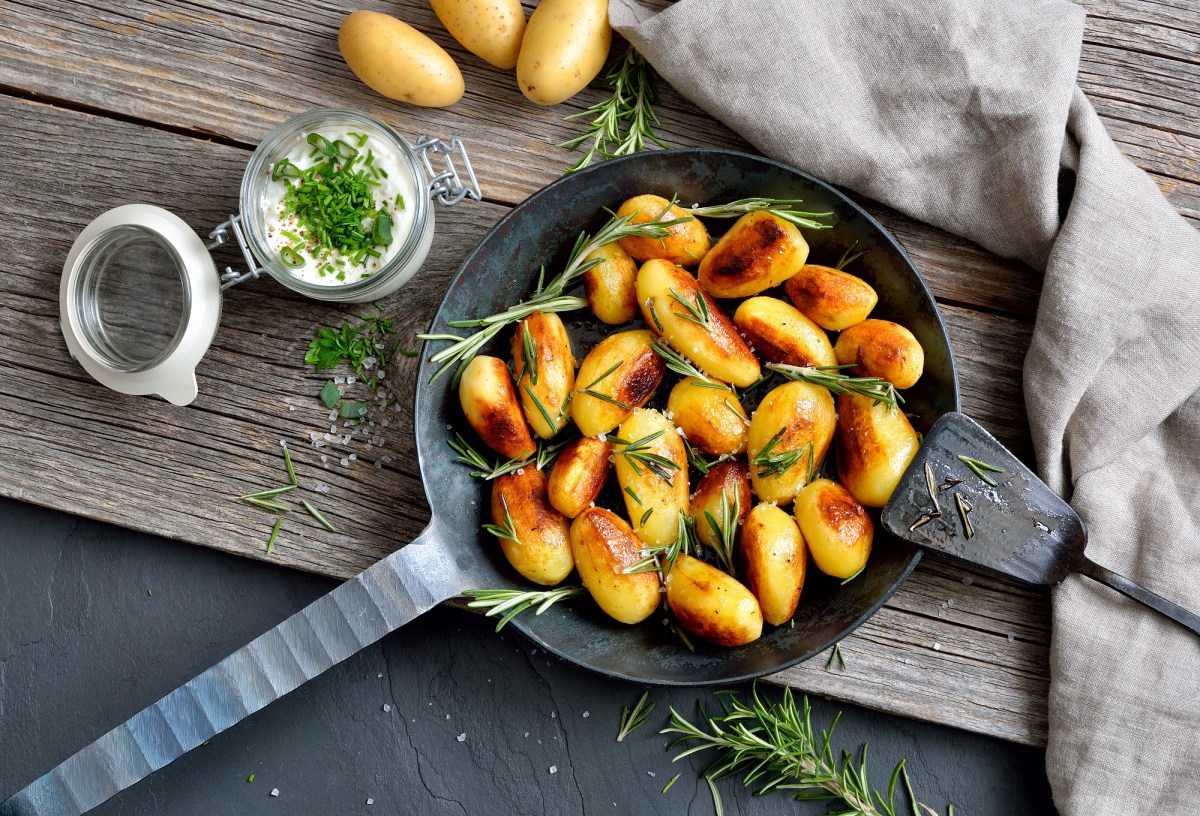 Eine Pfanne mit Rosmarinkartoffeln.