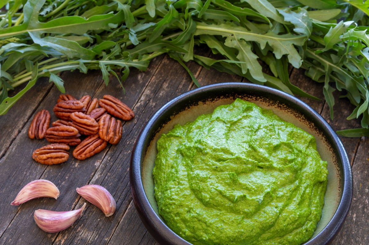 Eine Schale Rucola-Pesto.