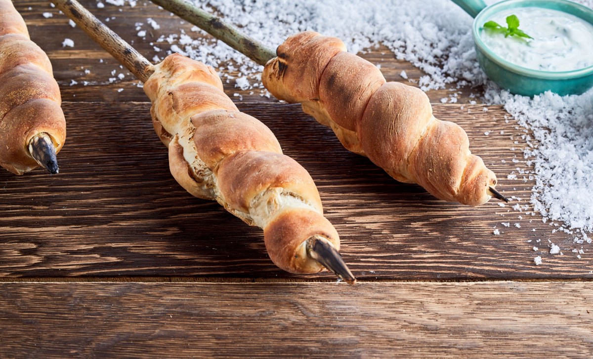 Stockbrot auf einem Holztisch.