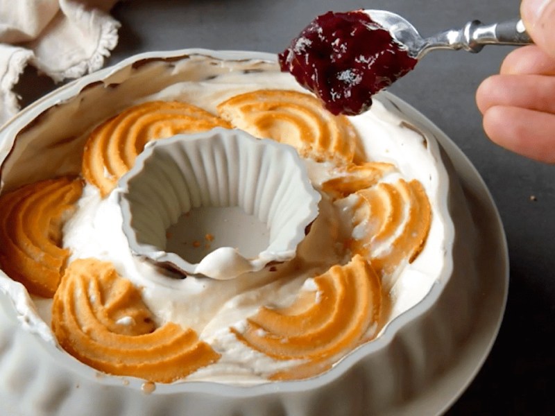 Vorbereitung der Tiramisu-Torte in der Backform.