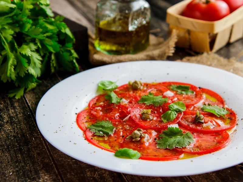Ein Teller mit Tomaten-Carpaccio.