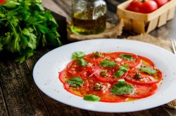 Ein Teller mit Tomaten-Carpaccio.