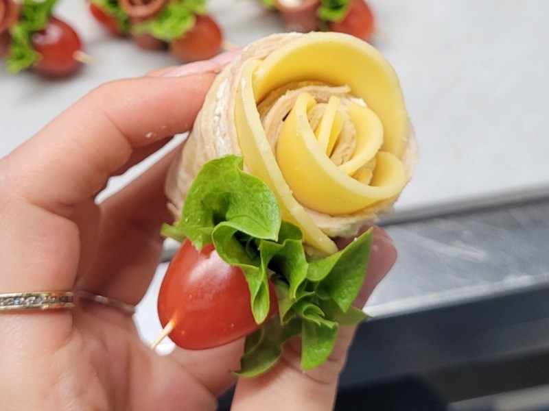 Eine Frau hält eine Tortilla-Rose in der Hand.