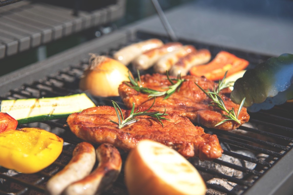 Was kommt zuerst auf den Grill: verschiedenes Grillgut auf einem Grill.