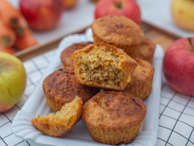 Apfel-Möhren-Muffins auf Geschirrtuch