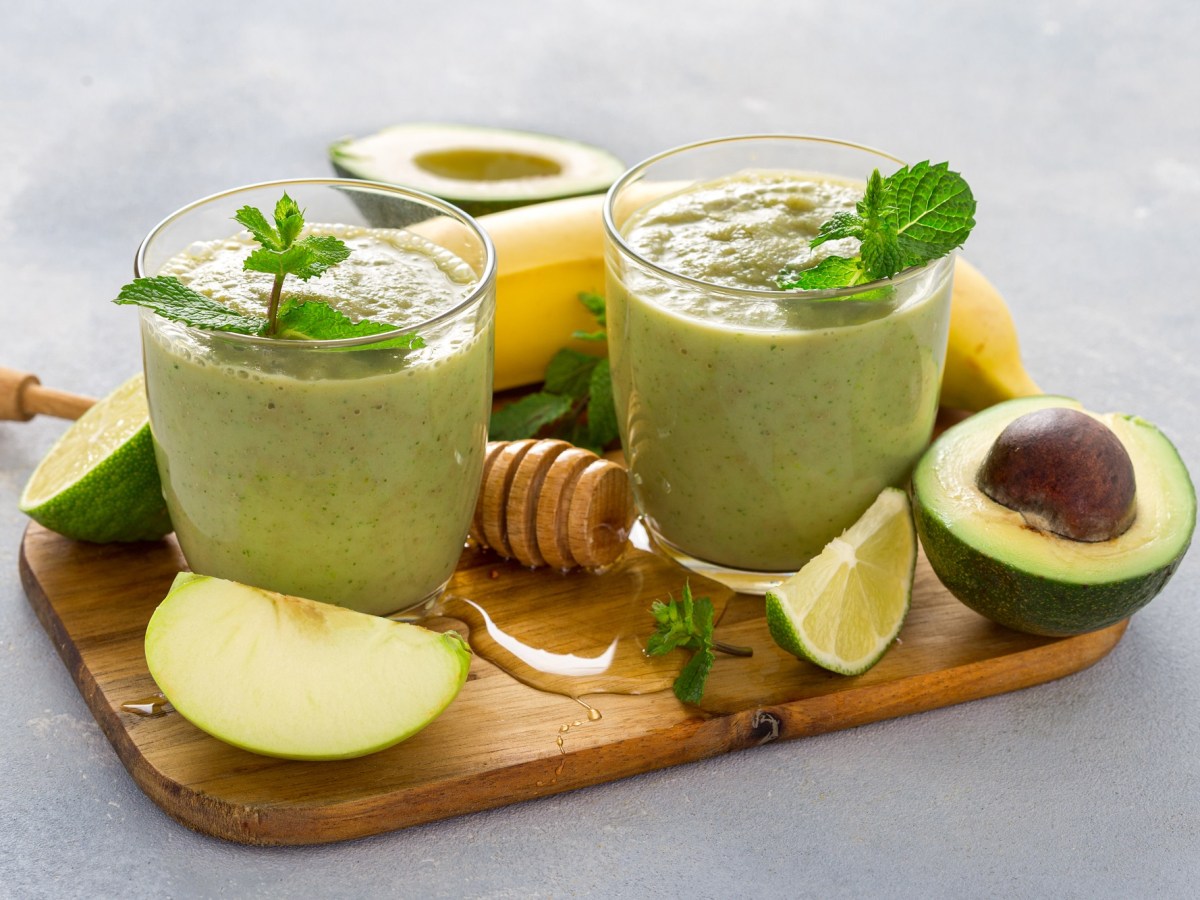 Zwei GlÃ¤ser mit Avocado-Apfel-Smoothie.