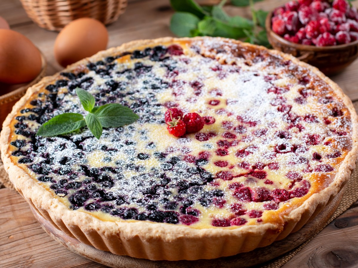 Beeren-Schmand-Tarte auf einem Tisch