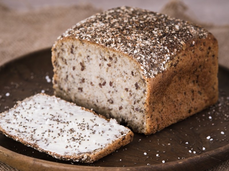 Chia-Brot auf braunem Brett.