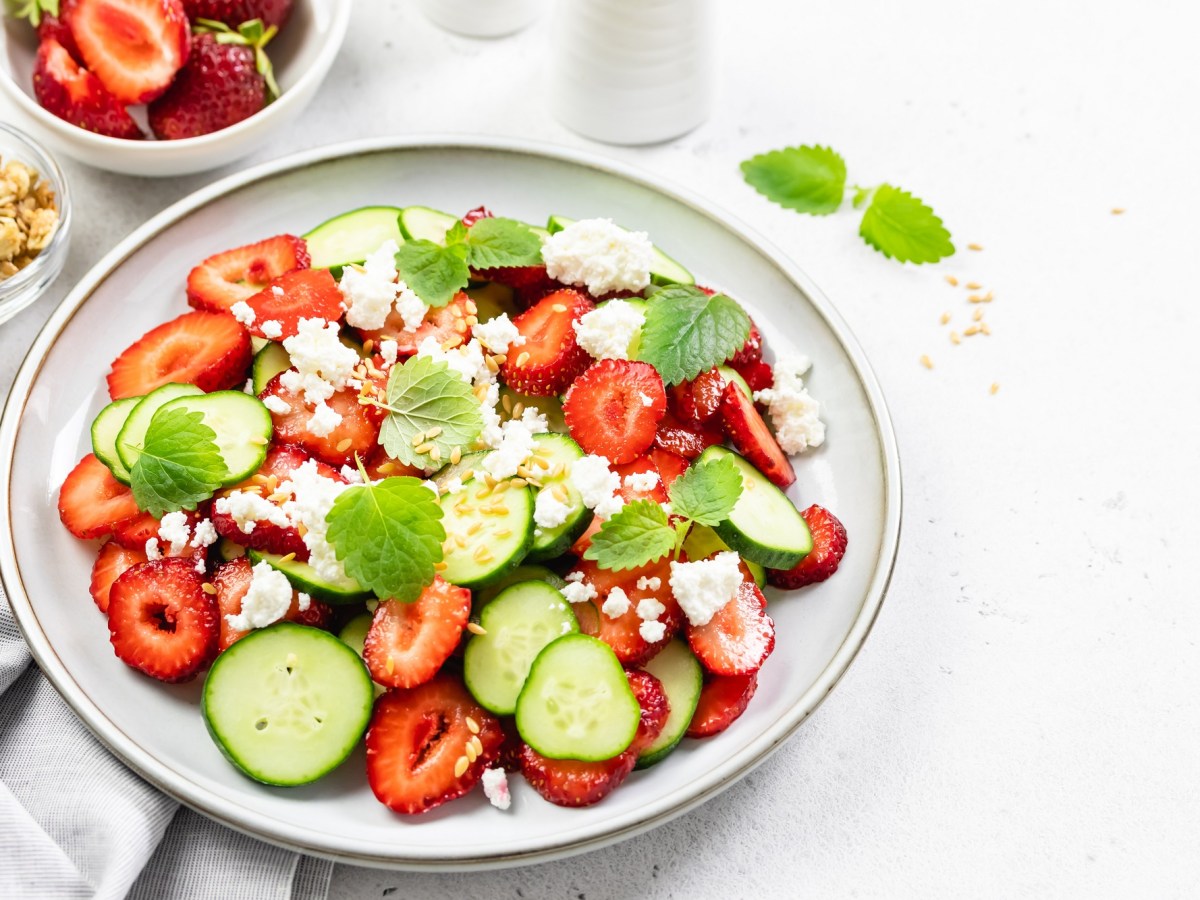 Erdbeer-Gurkensalat mit Feta in einer weißen Schüssel.