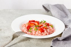 Teller mit Erdbeer-Risotto