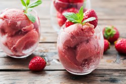 Gläser mit Erdbeer-Sorbet