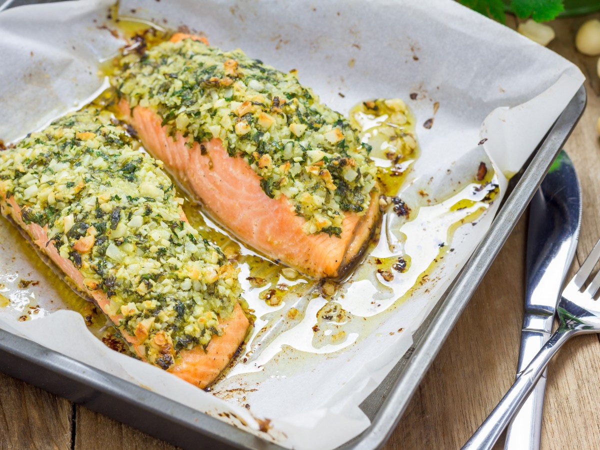 Zarter Fisch aus dem Ofen: gebackener Lachs mit Parmesan-Kräuter-Kruste