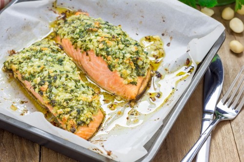 Gebackener Lachs mit Parmesan-Kräuter-Kruste aus dem Ofen - Leckerschmecker