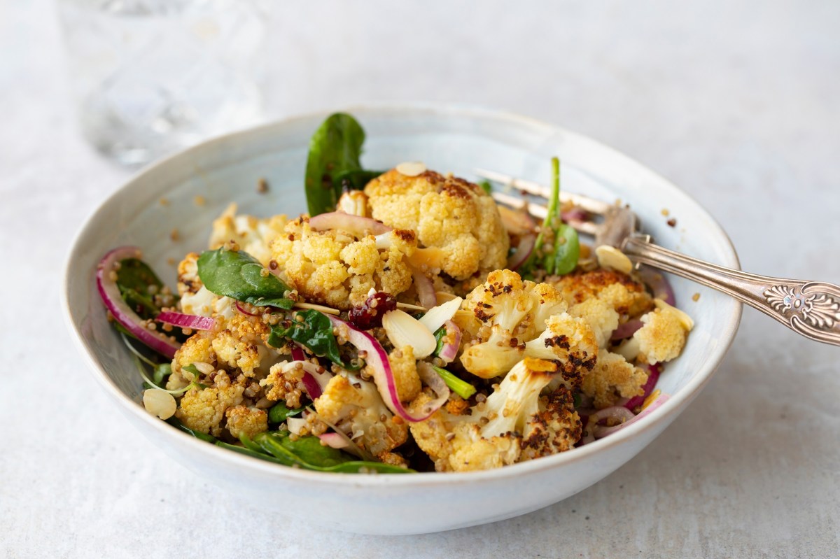 Teller mit geröstetem Blumenkohlsalat mit Quinoa