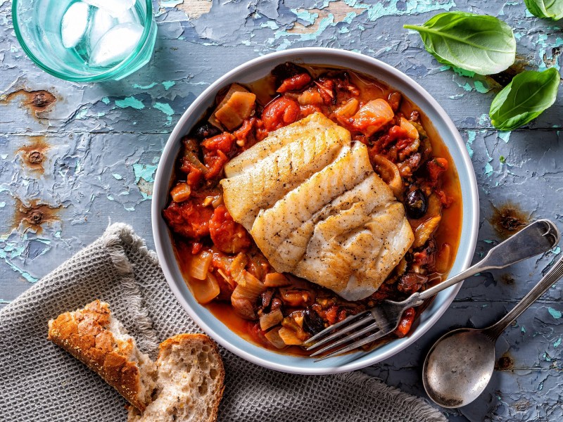 Geschmorter Fisch auf Tomaten.