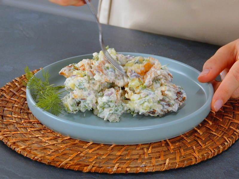 Ein Teller mit Kartoffelsalat aus dem Airfryer, Nahaufnahme.