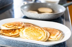 Oladi-Pfannkuchen auf einem Teller