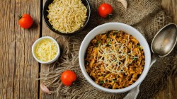 Orzo-Hackfleisch-Pfanne in weißer Schale auf braunem Tisch