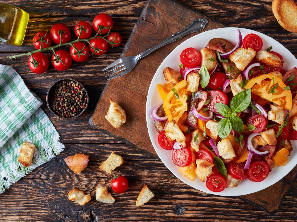 Panzanella: Der italienische Brotsalat ist eine geniale Grillbeilage