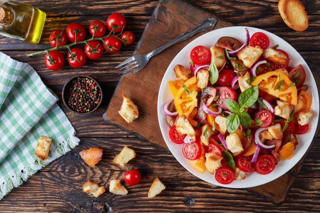 Panzanella: Der italienische Brotsalat ist eine geniale Grillbeilage