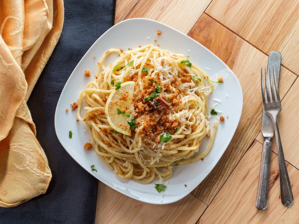 Ein Teller Pasta mollicata auf einem Holztisch