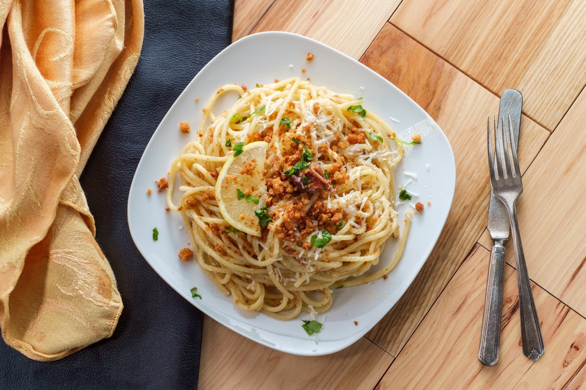 Ein Teller Pasta mollicata auf einem Holztisch