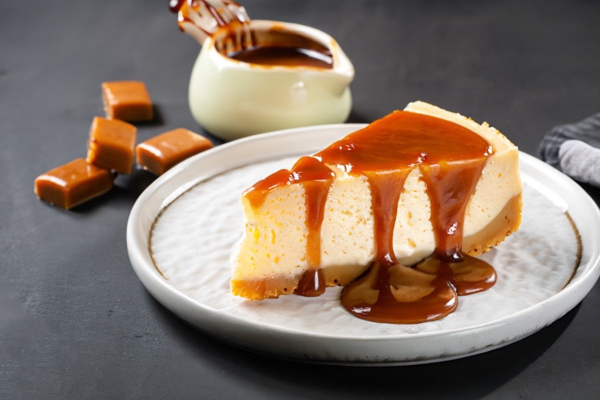 Ein Stück Salted Caramel Cheesecake auf einem Teller.