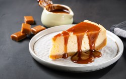 Ein Stück Salted Caramel Cheesecake auf einem Teller.