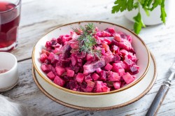 Schale mit Schwedischem Rote-Bete-Salat mit Hering