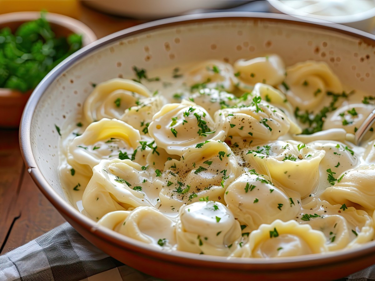 Pfanne mit Tortellini in Käse-Sahnesoße und Petersilie