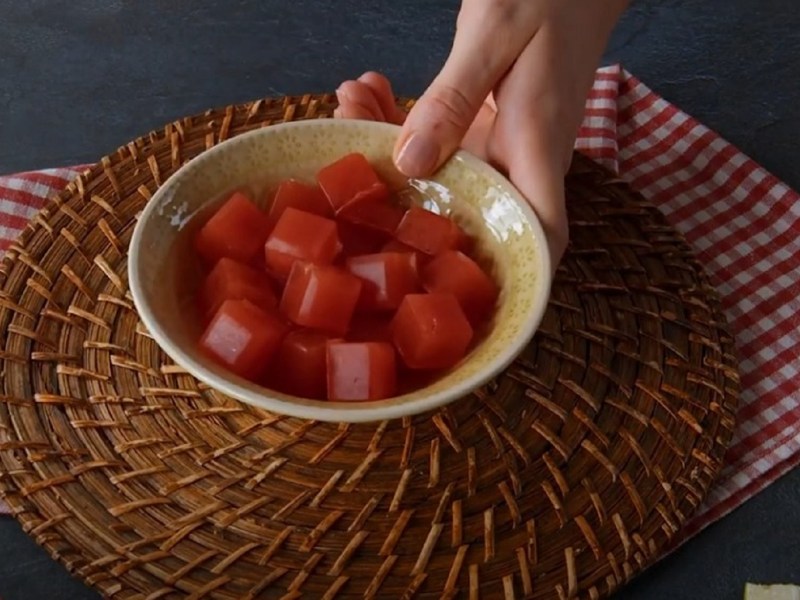 Schale mit selbst gemachten Wassermelonen-Gummibärchen