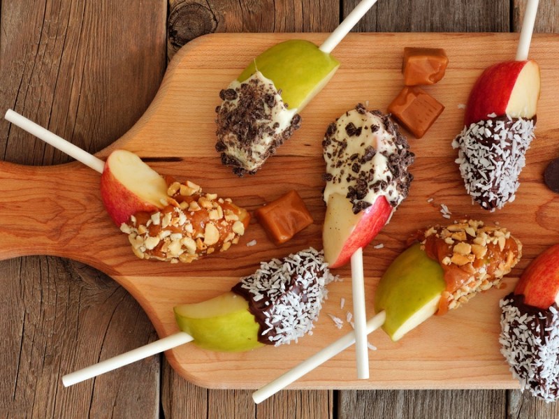Süßes Fingerfood für Groß und Klein: Apfel-Lollis mit Toppings