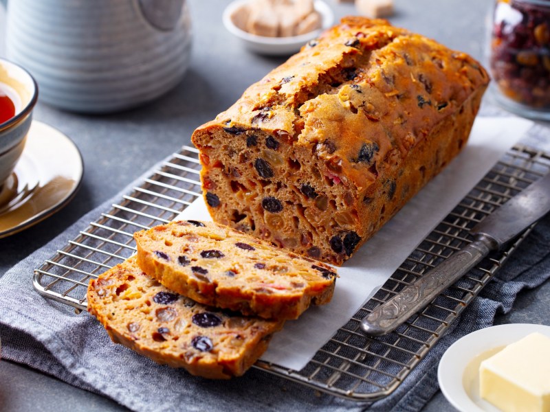 Ein Bara Brith auf einem Frühstückstisch.