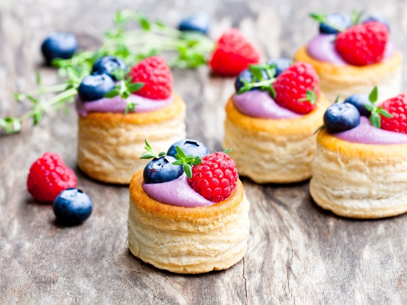 Blätterteig-Pasteten mit Beeren auf einem Tisch.