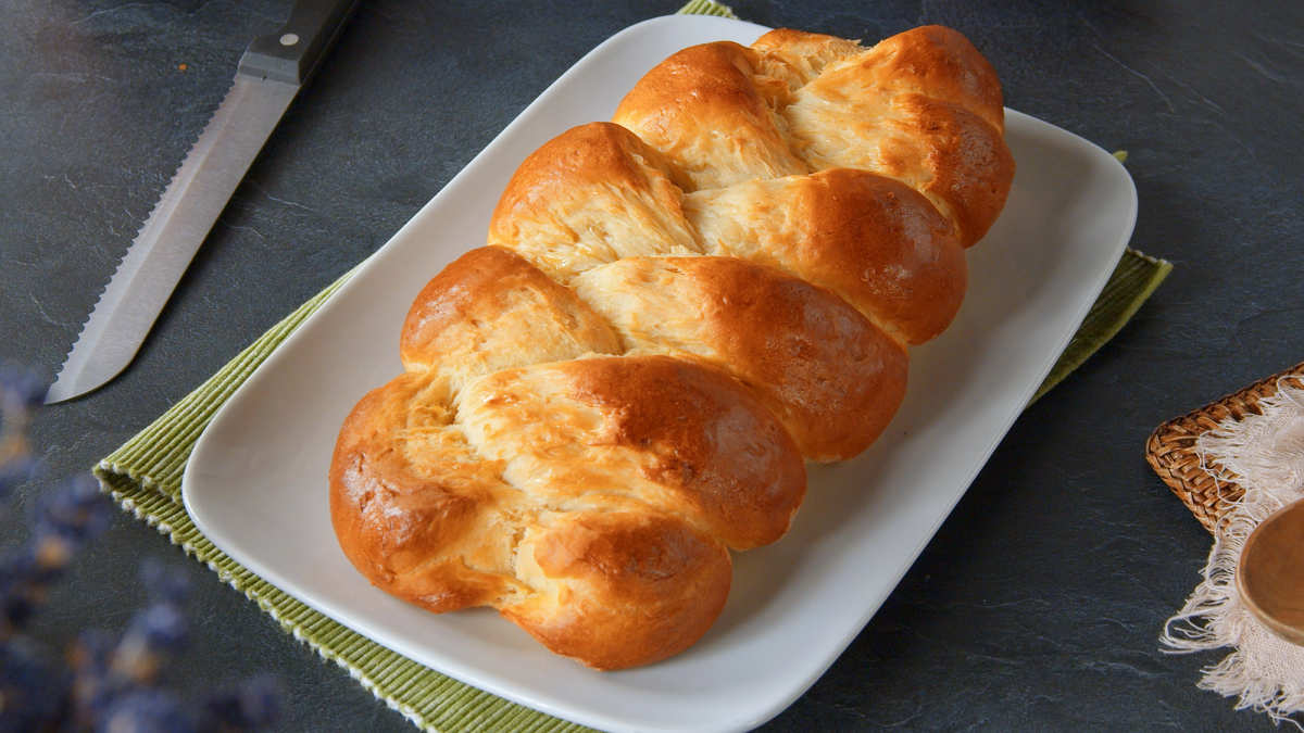 Brioche-Rezept: Ein Laib Brioche auf einem rechteckigen Teller.