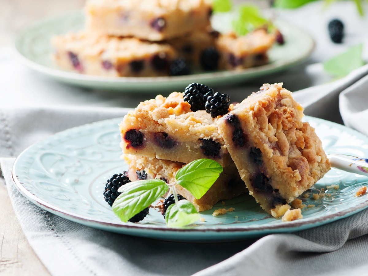 Der perfekte Kuchen: So backst du Brombeer-Blondies