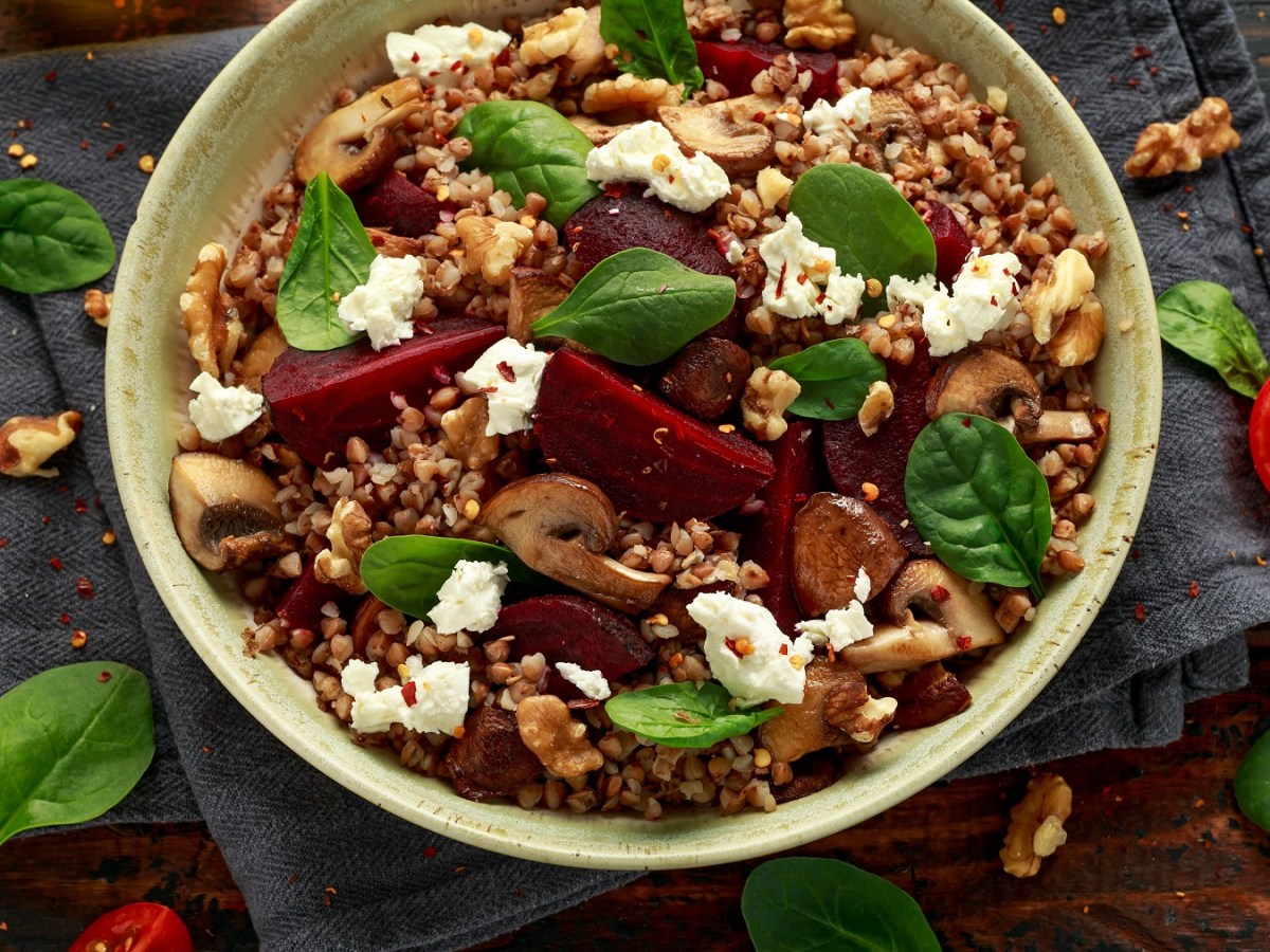 Leichte Sommerküche: leckere Bowl mit Buchweizen, Rote Bete und Feta