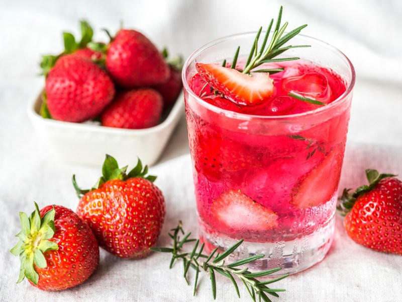 Ein Glas Erdbeer-Rosmarin-Limonade.