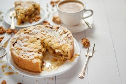 Florentiner Apfelkuchen auf einem weißen Teller.