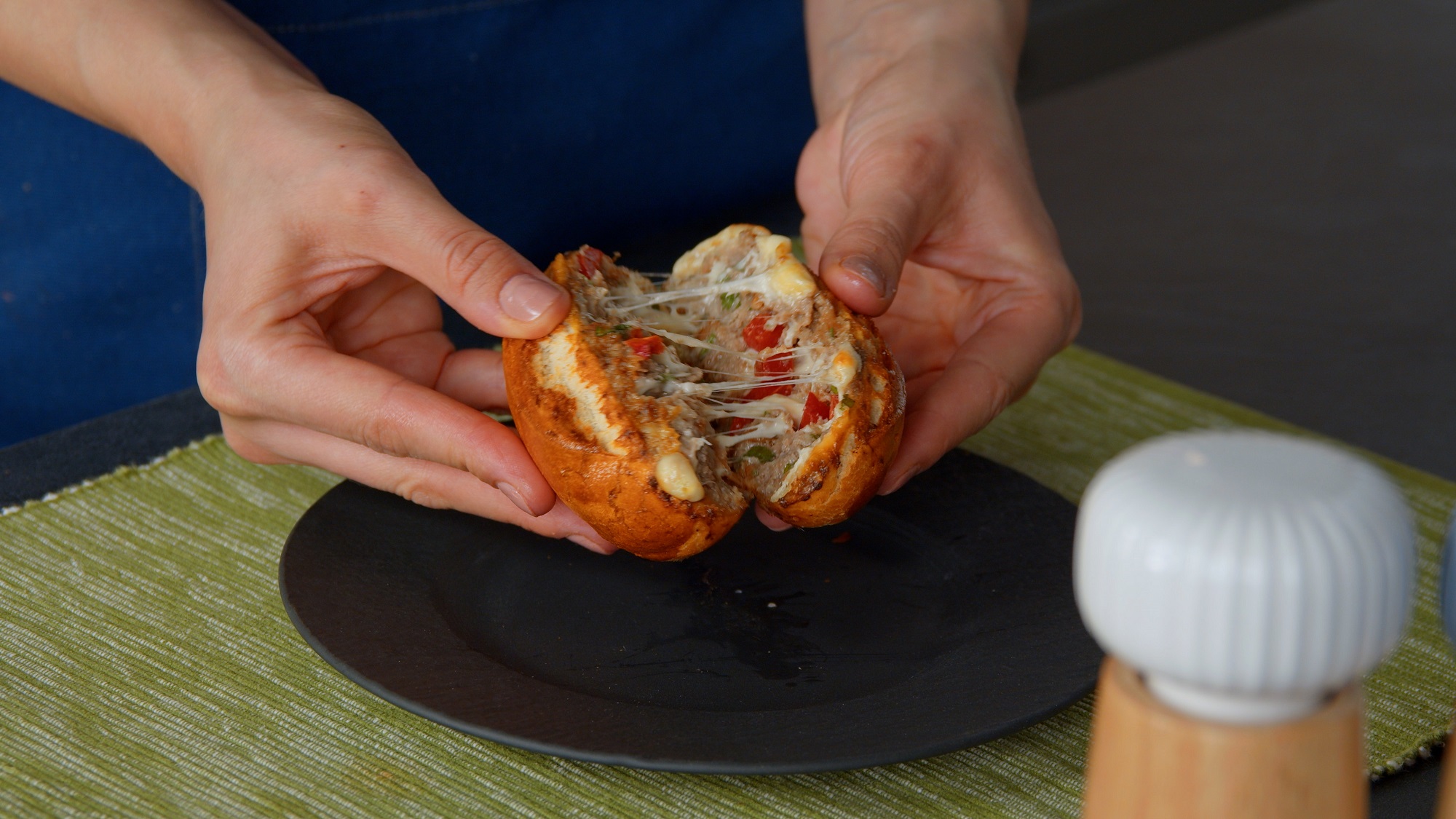 Gefüllte Hackfleisch-Käsebrötchen: leckere Fingerfood-Idee ...