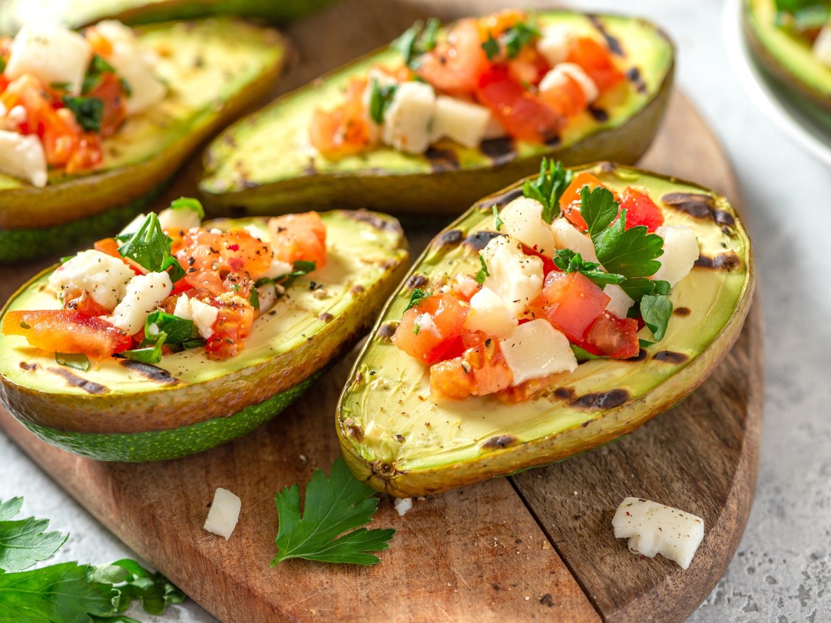 Gegrillte Avocados auf einem Brett