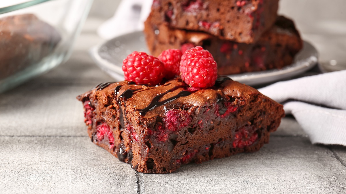 Himbeer-Brownies auf hellem Hintergrund.