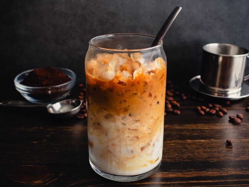 Joghurt-Kaffee aus Vietnam in einem Glas mit Trinkhalm.