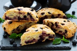 Ein Stapel Kokos-Himbeer-Scones.