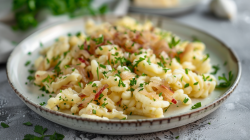 Ein Teller Krautspätzle mit Apfelmus, bestreut mit Petersilie.