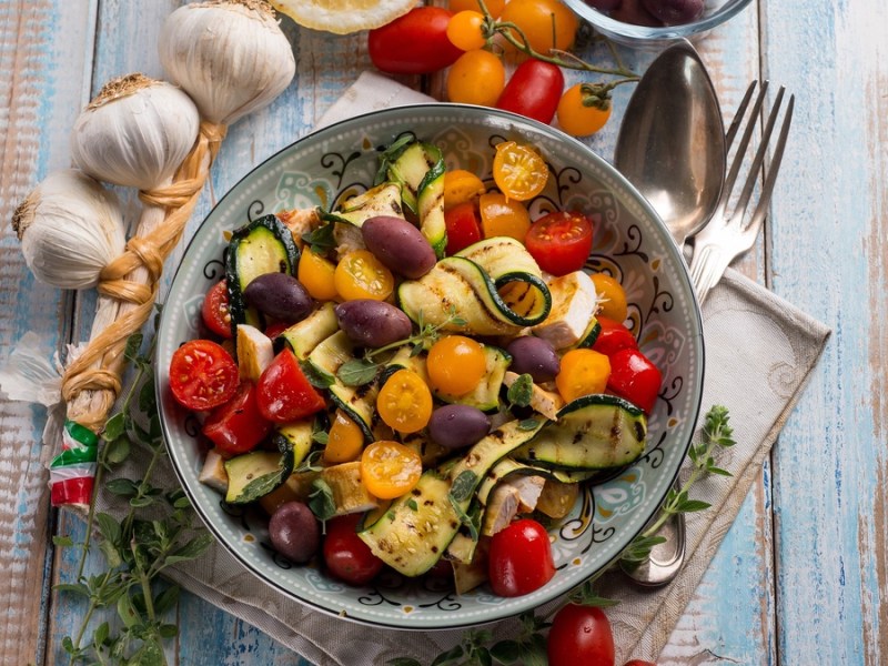 Mediterraner Zucchini-Salat mit Gemüse als Deko.