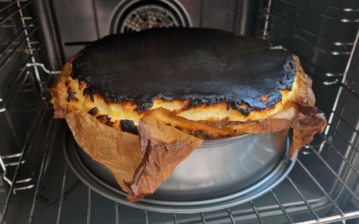 Kuchen retten: ein an der Oberseite verbrannter Kuchen im Ofen.