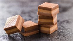 Nougat-Pralinen auf einem grauen Hintergrund