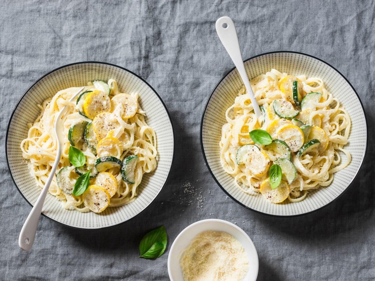 So cremig hast du Zucchini noch nie gegessen: mit Nudeln und Frischkäsesoße