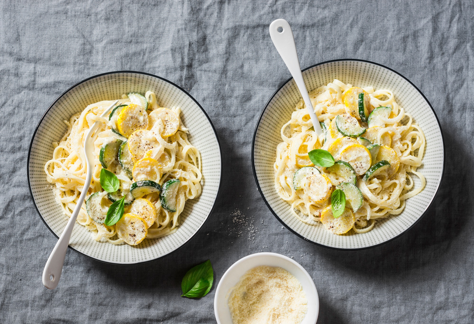 Nudeln mit Zucchini-Frischkäse-Soße: cremiger Pastagenuss - Leckerschmecker